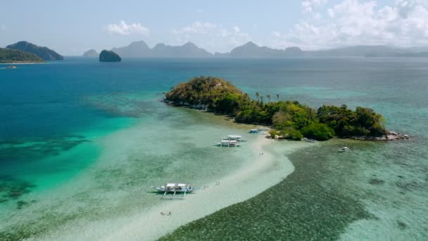 kroužící letecké záběry kolem Snake Island Sandbar a laguny s tyrkysovou azurovou mělkou vodou el nido palawan Filipíny ostrov hopping tour destination - Záběry, video