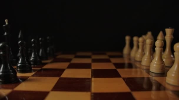 Satranç oyununun başlangıcı. Beyaz ve siyah figürler maçın başlaması için hazır bekliyor - Video, Çekim