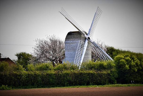 Elfog egy régimódi és működő szélmalmot Thrigby Hall közelében, Norfolkban, Angliában.. - Fotó, kép