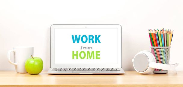 Stilvoller Heimstudio-Arbeitsplatz mit Laptop, Zubehör und Kopfhörern. Arbeit von zu Hause aus. Mit leerem Bildschirm für Ihren Text - Foto, Bild