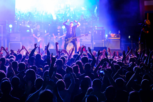 Болельщики на концерте живой рок-музыки приветствуют - Фото, изображение
