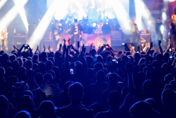 Aficionados en concierto de música rock en vivo animando - Foto, imagen