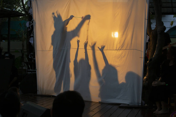 Schattenspiele und Geschichtenerzähler und Kinder in der Nacht auf lustigen Partys und Lagern, um Träume und Fantasie zu bereichern. - Foto, Bild