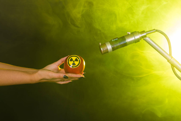 Radyasyon ve tehlike kavramı - İşçi radyoaktiviteyi ölçüyor - Fotoğraf, Görsel