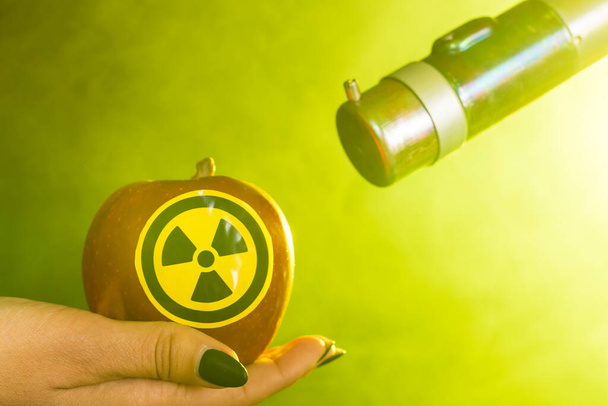 Concetto di radiazione e pericolo - Il lavoratore che effettua la misurazione della radioattività
 - Foto, immagini