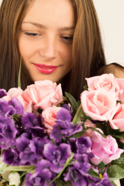 花を持つ若い女性 - 写真・画像