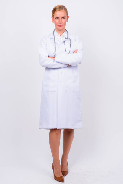 Estudio de la foto de la hermosa mujer rubia médico sobre fondo blanco - Foto, imagen