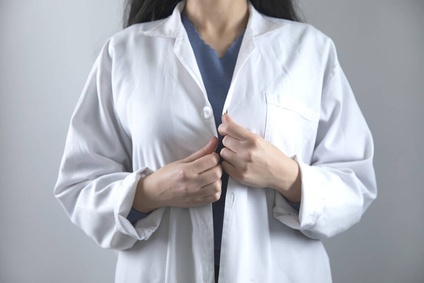 doctor woman hand button on grey background - Foto, Bild