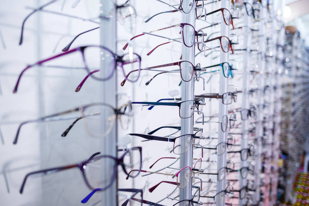 Brille zur Verbesserung des Sehvermögens auf großem Bildschirm - Foto, Bild