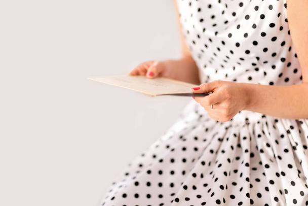 Imagem recortada de uma mulher segurando um registro de vinil em uma caixa de papelão
 - Foto, Imagem