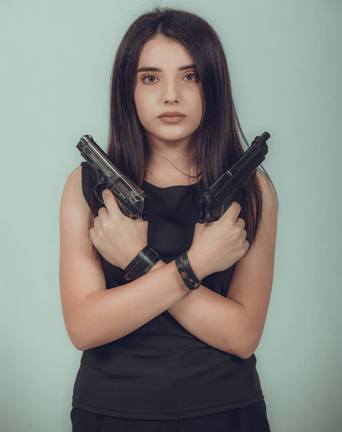 Снимок сексуальной военной женщины, позирующей с оружием
, - Фото, изображение
