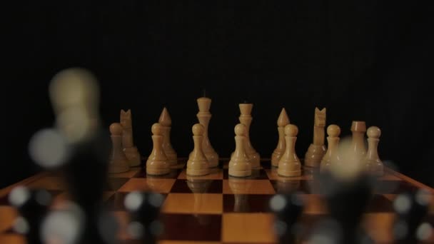 Dolly Kugelstoß werfen Schachfiguren - Filmmaterial, Video