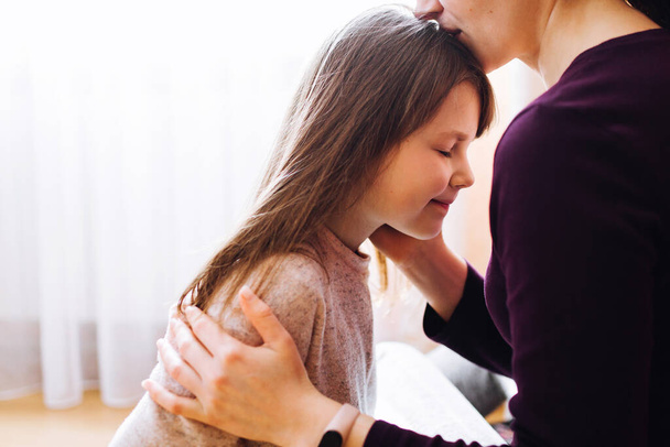Dziewczyna z mamą bawiącą się w domu podczas kwarantanny. Matka z przytulaniem córki - Zdjęcie, obraz