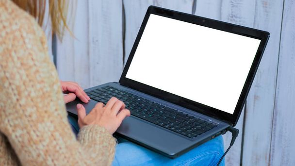Mujer usando el ordenador portátil con pantalla vacía blanca
 - Foto, imagen