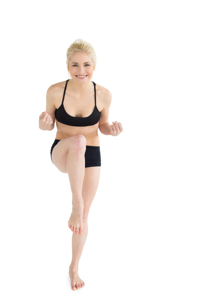 Ganzkörperporträt einer sportlichen jungen Frau beim Tanzen - Foto, Bild