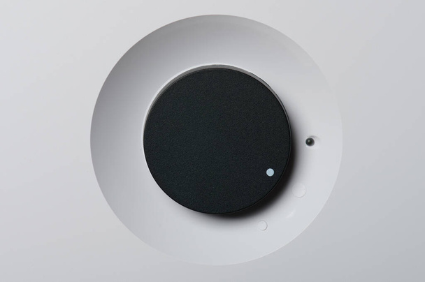 Bouton rond noir sur fond de texture plastique blanc
 - Photo, image