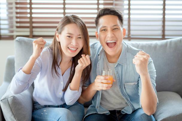 Азійські коханці люблять дивитися, як розважальний інтернет транслюється через розумне телебачення, щоб бути в безпеці вдома - Фото, зображення