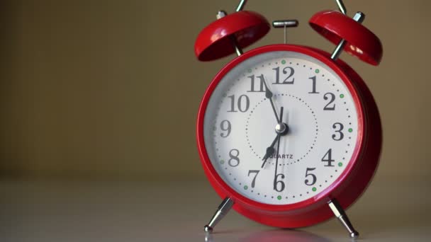 Reloj despertador rojo en una mesita de noche blanca. Reloj caminando Timelapse moviéndose rápido
 - Imágenes, Vídeo