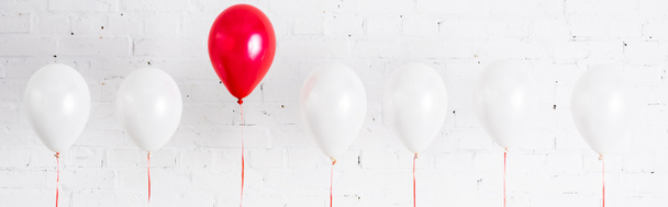 Unikalny czerwony balon między innymi na białym tle, zdjęcie panoramiczne - Zdjęcie, obraz