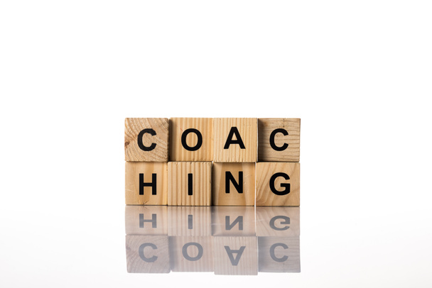 Holzwürfel mit Coaching-Schriftzug auf weißem Hintergrund - Foto, Bild