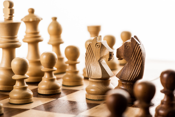 Valikoiva painopiste shakki kappaletta shakkilaudalla eristetty valkoinen
 - Valokuva, kuva