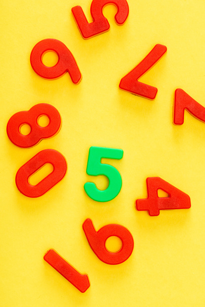 Draufsicht auf einzigartige grüne Fünf Nummer zwischen Rot und Gelb - Foto, Bild