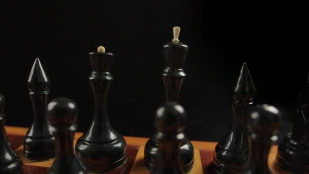 Piezas negras de ajedrez en un tablero de ajedrez en la posición inicial
 - Imágenes, Vídeo