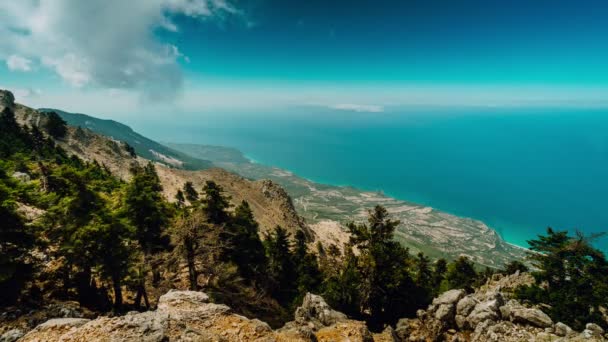 time lapse nuages bâtiment sur la montagne ainos sur l'île de Céphalonie vue panoramique magnifique depuis le sommet vue sur la mer grecque
 - Séquence, vidéo