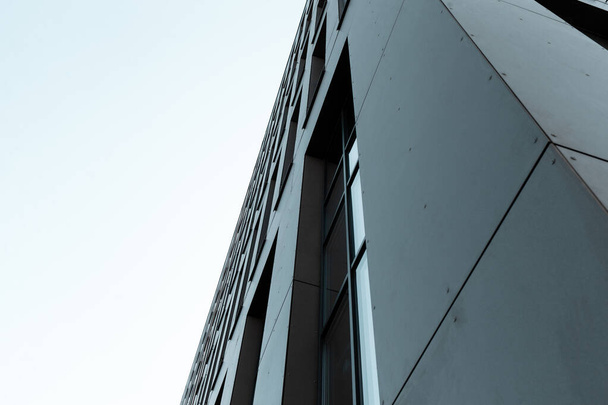  Abstract beeld van een moderne gevel. Perspectief van een kantoorwolkenkrabber - Foto, afbeelding