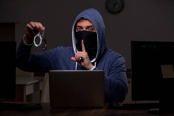 Mies hakkeri hakkerointi turvallisuus palomuuri myöhään toimistossa - Valokuva, kuva