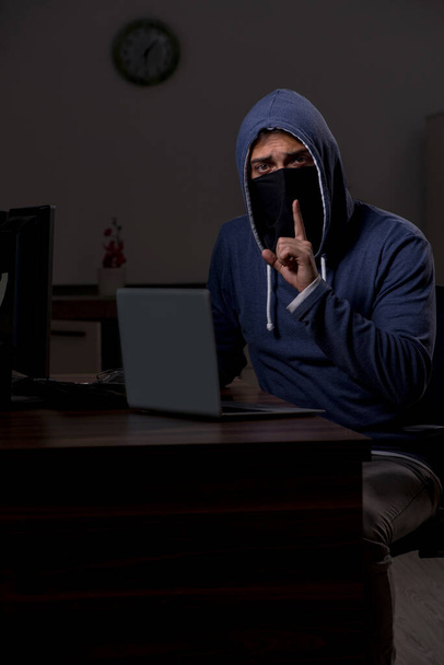 Pirate masculin piratage pare-feu de sécurité tard dans le bureau - Photo, image
