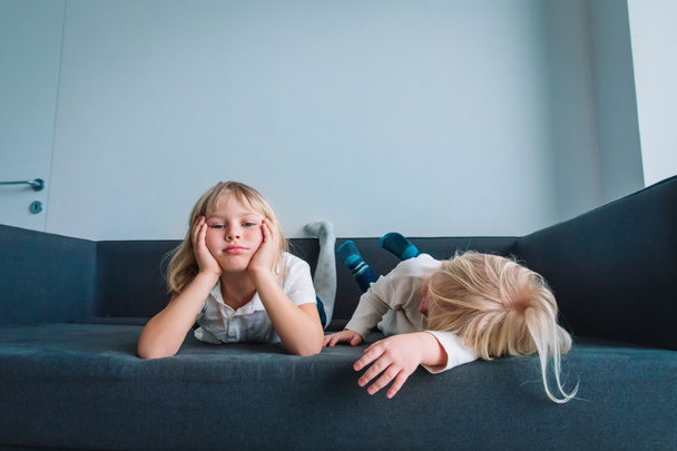 niños aburridos y cansados de quedarse en casa, niñas que sienten ansiedad y estrés
 - Foto, Imagen