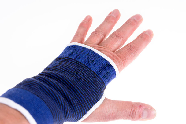 Linke Hand mit blauem Verband. Korsett für Karpaltunnelsyndrom - Foto, Bild