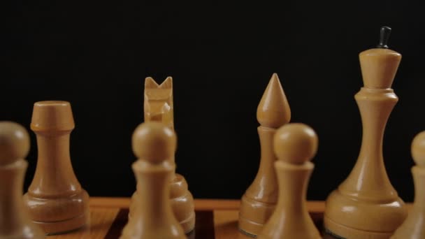 Białe drewniane szachy na szachownicy - Materiał filmowy, wideo