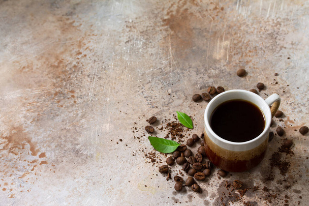 Kahve fincanı ve beton masada fasulye ile arka plan. Boşluğu kopyala. - Fotoğraf, Görsel