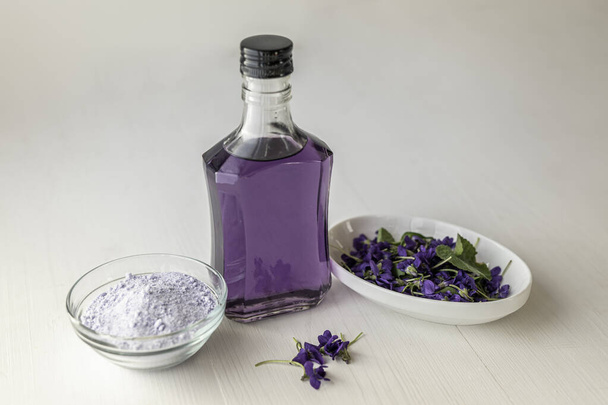 viola violeta makea lila sokeri kiteet koristeluun kakkuja leivontaan, lähikuva tuoreita kukkia viola violetta odorata teetä viola sirup viola lila sokeri kiteet
 - Valokuva, kuva