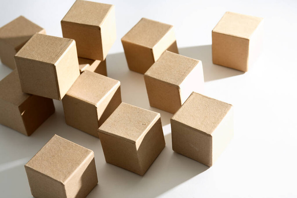 Набор картонных кубиков на белом фоне с тенью
 - Фото, изображение