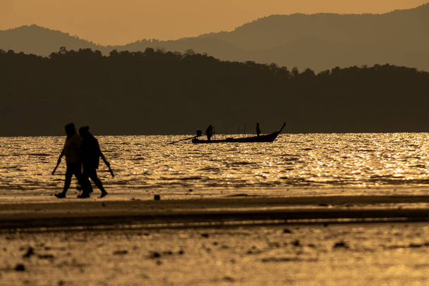 pescadores desembarcan por la mañana
 - Foto, imagen
