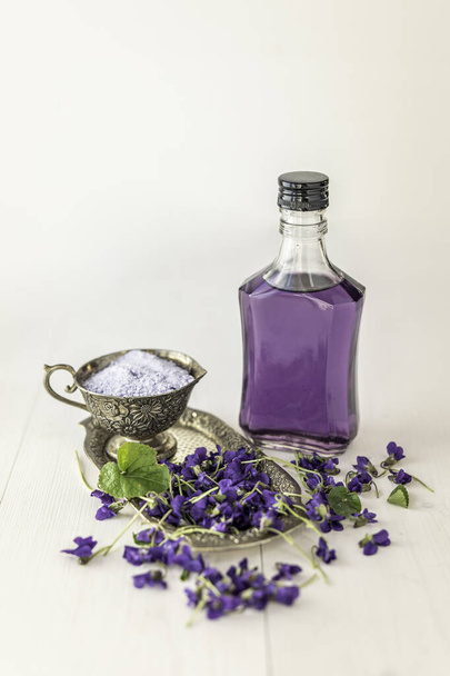 viola violeta γλυκό λιλά κρύσταλλα ζάχαρης για τη διακόσμηση κέικ ψησίματος, κοντά σε φρέσκα άνθη λουλουδιών viola violetta odorata τσάι με βιόλα σιροπιού βιόλα λιλά ζάχαρη κρύσταλλα - Φωτογραφία, εικόνα