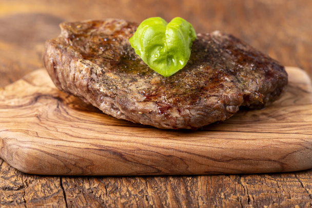 Überblick über ein gegrilltes Steak auf Holz  - Foto, Bild