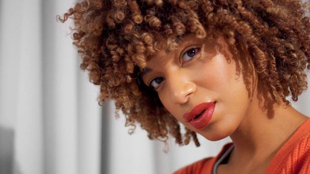 Vegyes faj fekete nő göndör haj és természetes meleg smink  - Fotó, kép