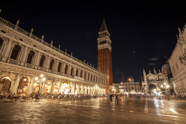 Campanario y edificios históricos en la Piazza San Marco por la noche en Venecia, Italia. Viajes
 - Foto, Imagen