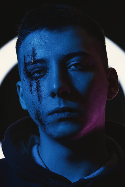 Мальчик-подросток с ранами на лице для обложки книги и идеи плаката
. - Фото, изображение