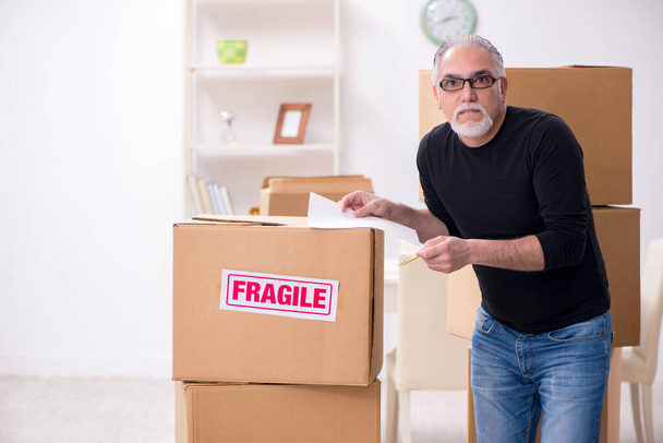 Viejo macho profesional mover haciendo casa reubicación - Foto, imagen