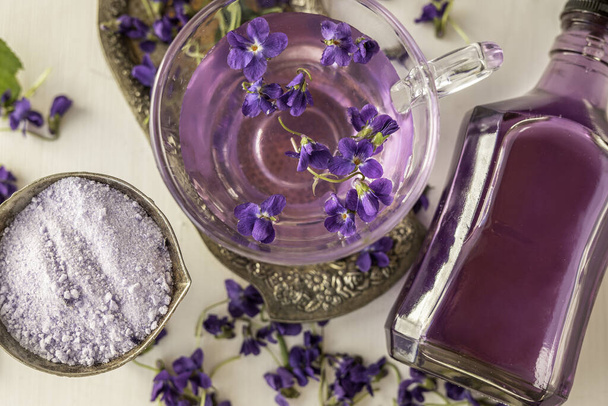  close up από φρέσκα άνθη violetta odorata τσάι βιόλα βιόλα σιροπιού βιόλα λιλά ζάχαρη κρύσταλλα - Φωτογραφία, εικόνα