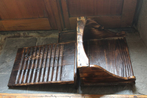 Prací dům ze dřeva používaný v dávných dobách k čištění oděvů v řece - Fotografie, Obrázek
