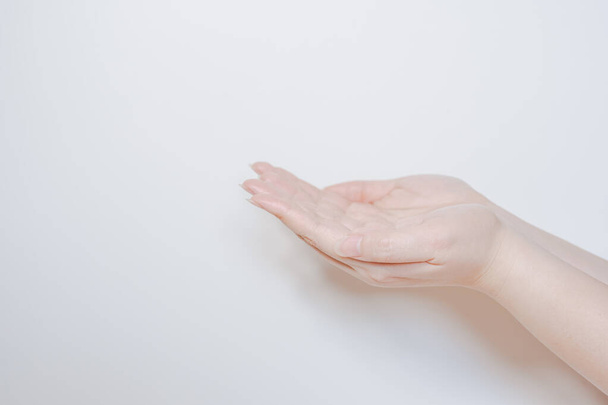 limpiar y proteger la actividad del virus COVID-19 de la mano de la mujer después de limpiar con gel alcohólico con fondo blanco aislado
 - Foto, Imagen