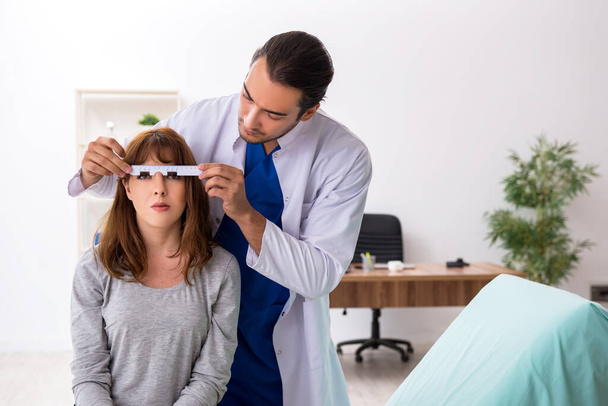 Młoda kobieta odwiedza męskiego lekarza okulisty - Zdjęcie, obraz