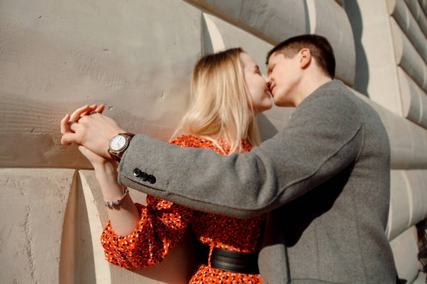 Konzept der Liebesbeziehungen Mann und Frau. Schönes Paar spaziert durch die Großstadt, umarmt, küsst und genießt einander. Junges Liebespaar in Warschau - Foto, Bild