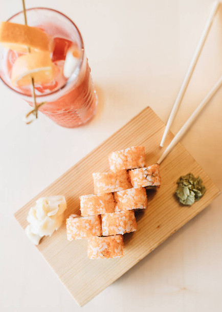 Świeże pyszne sushi z Filadelfii na drewnianym stole - Zdjęcie, obraz